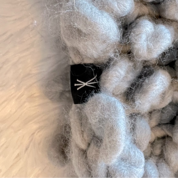 Beautiful, chunky knit collar scarf. Retail: $350 - Picture 5 of 5